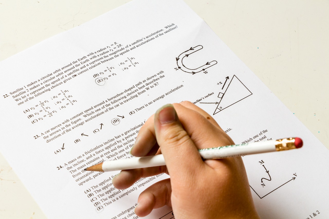 Utiliser les plateformes en ligne pour dénicher un professeur particulier à Versailles